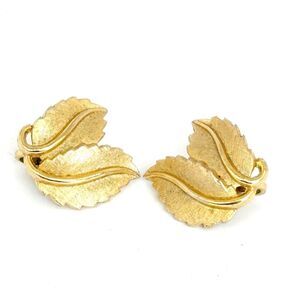 Crown Trifari Leaf Earrings Gold Tone Clip On